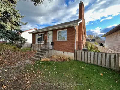 Detached in Thunder Bay