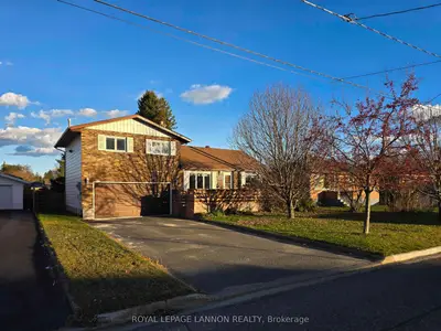 Detached in Thunder Bay