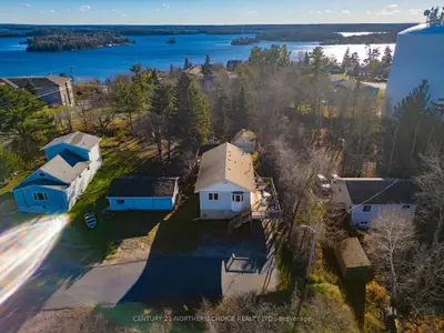 Detached in Kenora