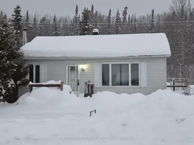 Detached in Manitouwadge