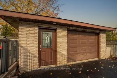 Detached in Thunder Bay