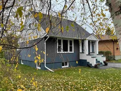 Detached in Thunder Bay