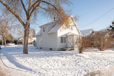 Detached in Thunder Bay
