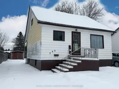 Detached in Thunder Bay