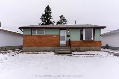 Detached in Thunder Bay
