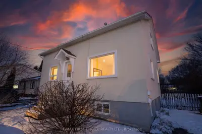 Detached in Thunder Bay