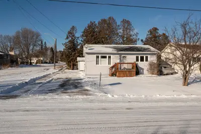 Detached in Thunder Bay