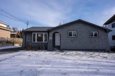 Detached in Thunder Bay