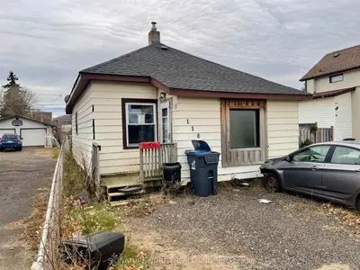 Detached in Thunder Bay