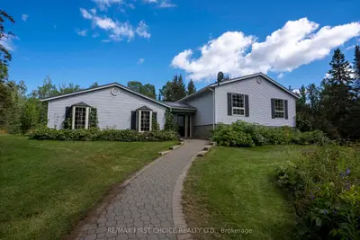 Detached in Thunder Bay