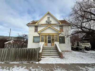 Detached in Thunder Bay