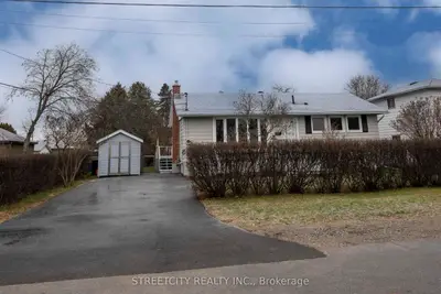 Detached in Thunder Bay