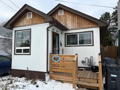 Detached in Thunder Bay