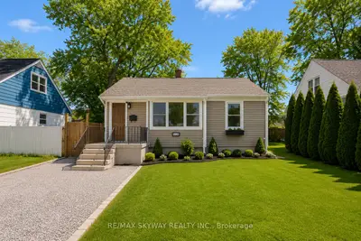 Detached in Niagara Falls