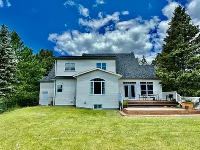 Detached in Thunder Bay