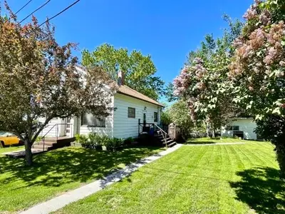 Detached in Kenora