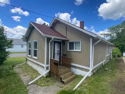 Detached in Thunder Bay