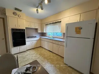 Detached in Thunder Bay