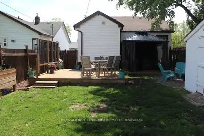 Detached in Thunder Bay