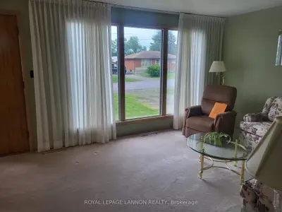 Detached in Thunder Bay