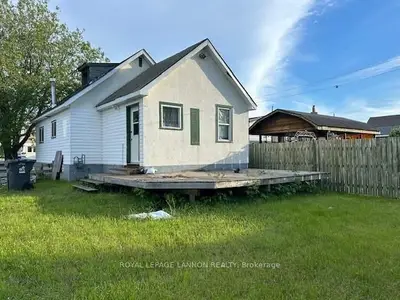 Detached in Thunder Bay