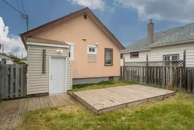 Detached in Thunder Bay