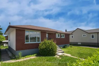 Detached in Thunder Bay
