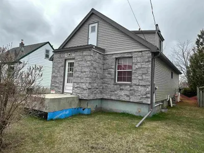 Detached in Thunder Bay
