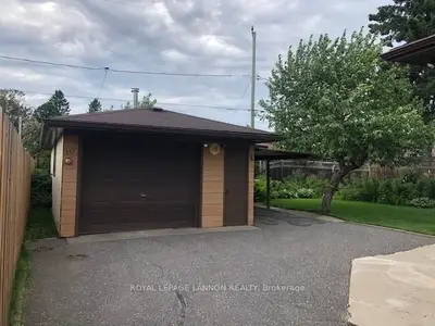 Detached in Thunder Bay