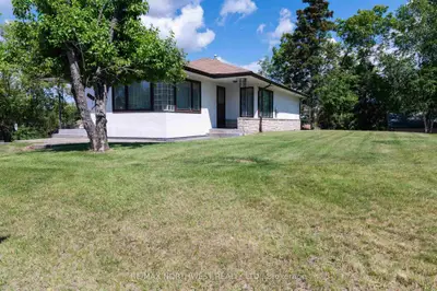 Detached in Kenora
