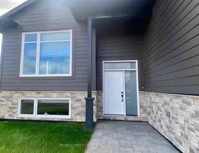 Detached in Thunder Bay