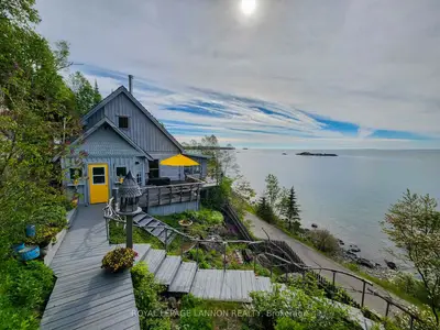 Detached in Thunder Bay Remote Area