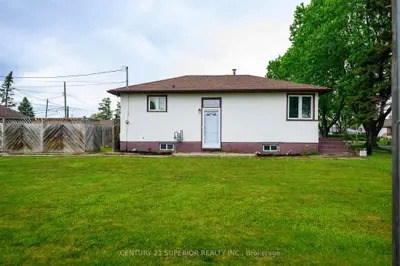 Detached in Thunder Bay