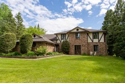 Detached in Thunder Bay