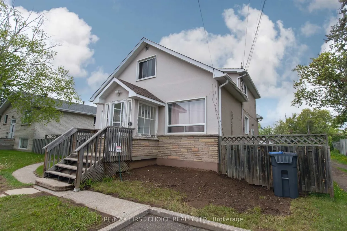 Detached in Thunder Bay