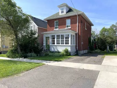 Detached in Thunder Bay
