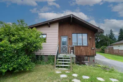 Detached in Thunder Bay