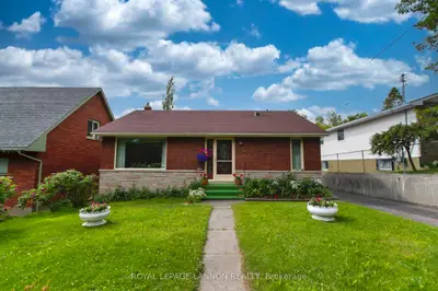 Detached in Thunder Bay