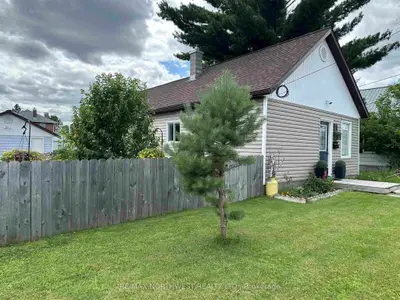 Detached in Fort Frances