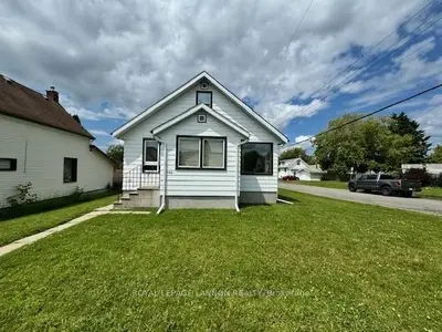 Detached in Thunder Bay