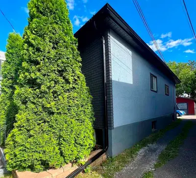 Detached in Thunder Bay