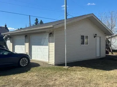 Detached in Thunder Bay