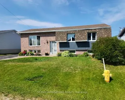 Detached in Manitouwadge