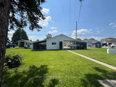 Detached in Fort Frances
