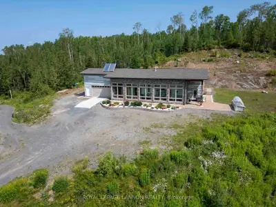 Detached in Thunder Bay Remote Area