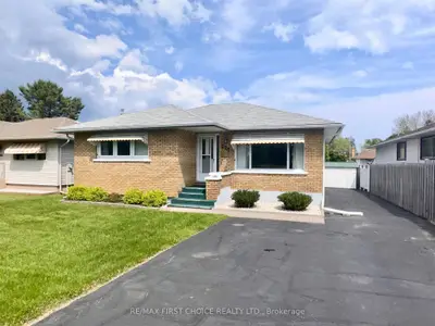 Detached in Thunder Bay