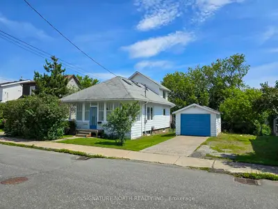 Detached in Thunder Bay