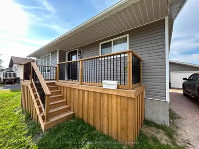 Detached in Fort Frances