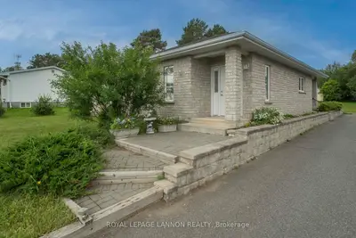 Detached in Thunder Bay