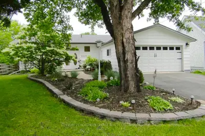Detached in Fort Frances